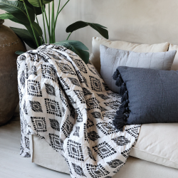 Chic Antique, AIX Quilt Tppe, L180 cm., Etnisk mnster i Hvid/Sort