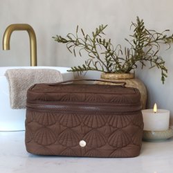 Chic Antique Toilettaske m. quiltet muslingem�nster H17/L27/B17 cm Coffee