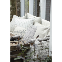 Ib Laursen Pudebetrk 50 cm x 50 cm beige baggrund m/sorte blomster